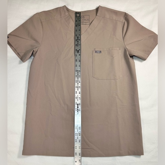 FIGS Technical Collection 3 pocket Scrub Top — Tan Size XS - Picture 2 of 7